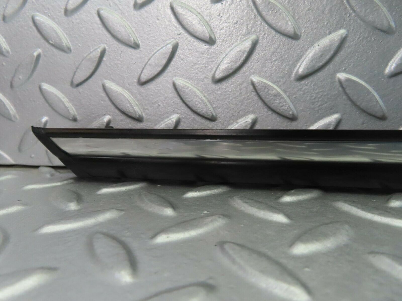 10286 Mercedes-Benz W116 Front Left Door Centre Moulding Trim