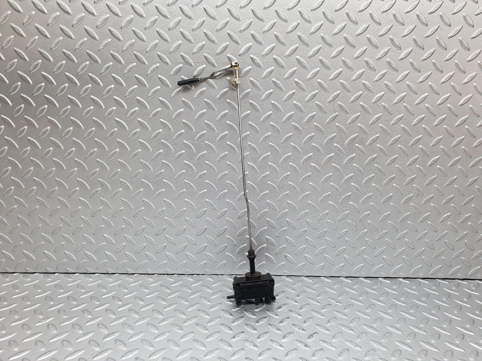 41080 Mercedes-Benz W126 300SE Rear Right Door Lock Vacuum Actuator & Knob