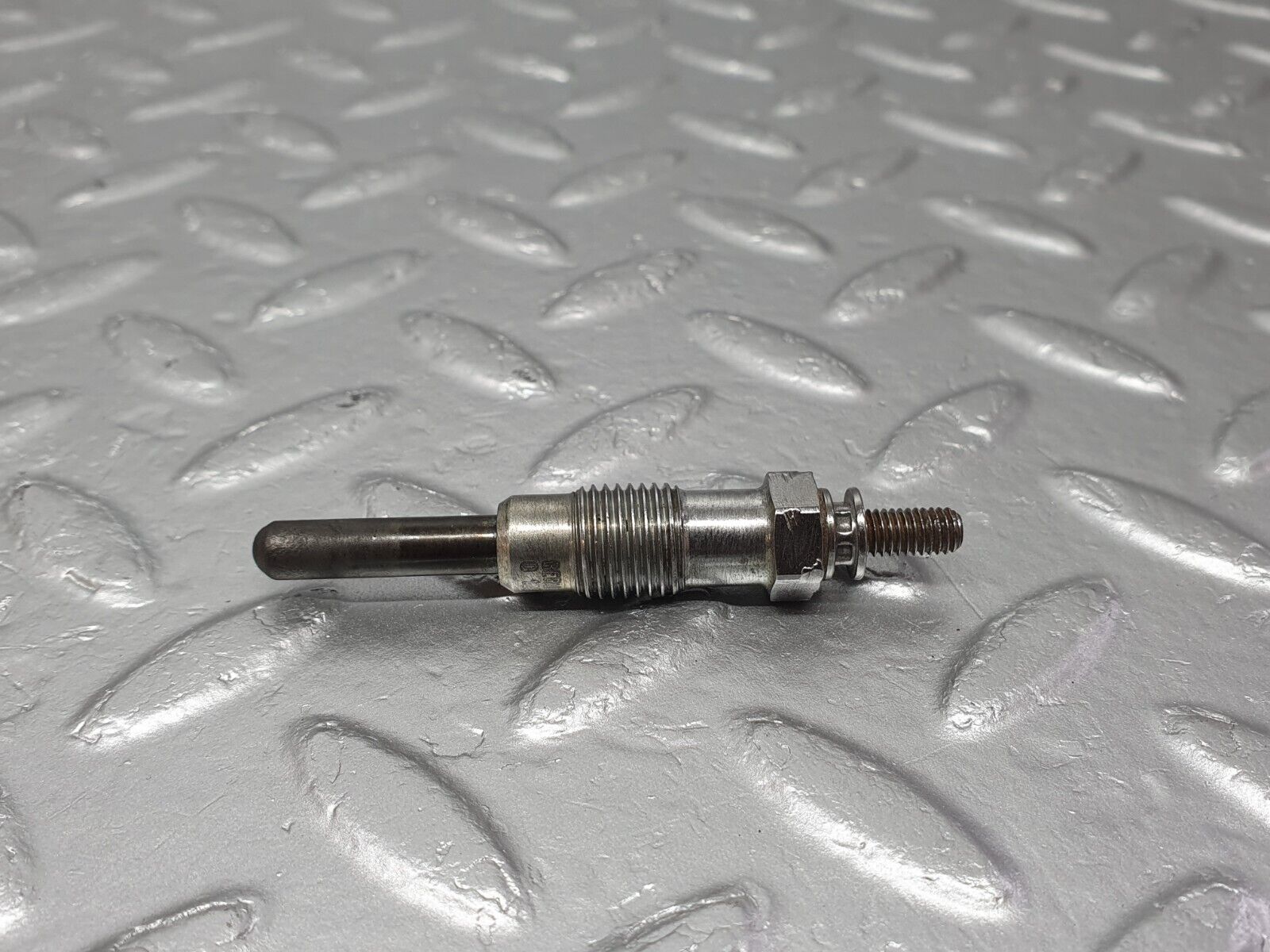 40845 Mercedes-Benz W123 300D Glow Plug Beru 0100221107