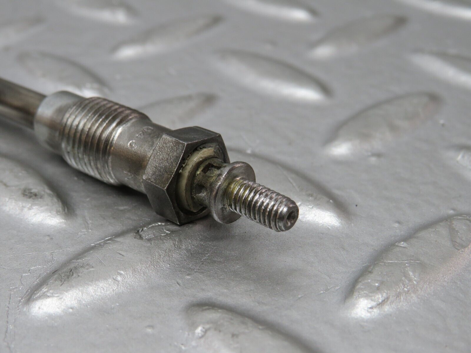 32895 Mercedes-Benz W123 300D Glow Plug Bosch Y-902R 046