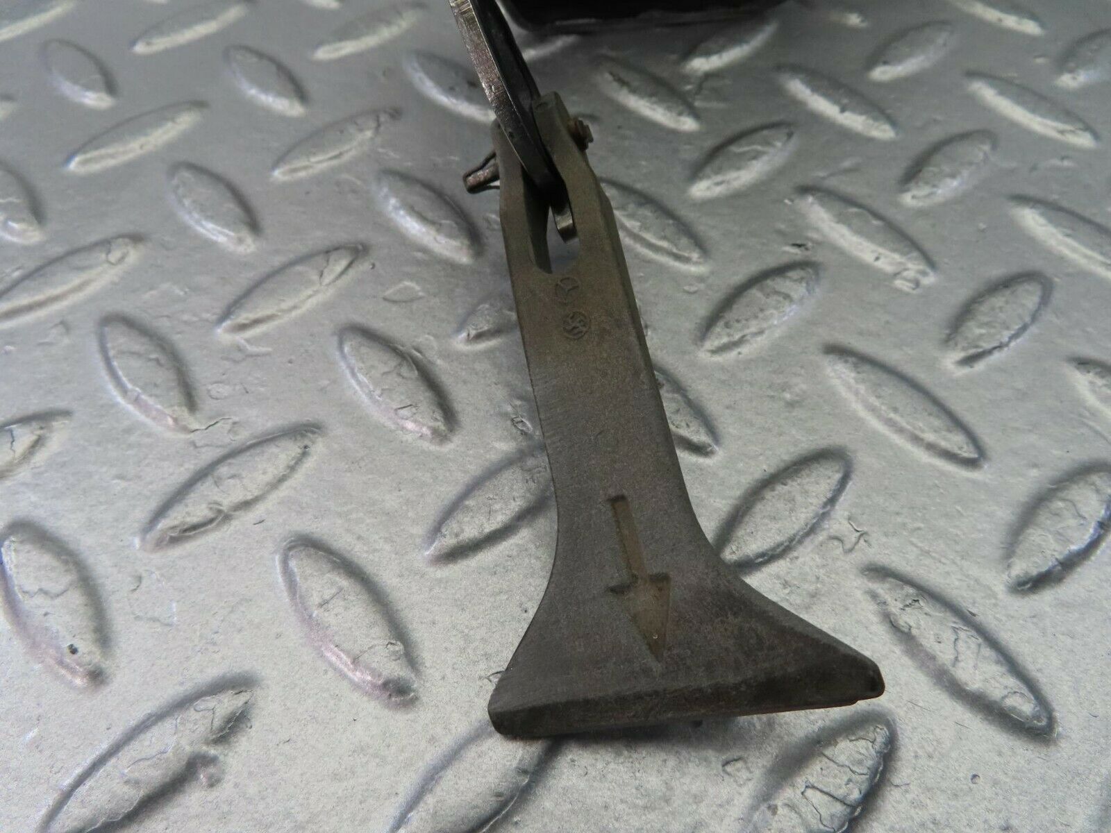 10528 Mercedes-Benz W201 190E Bonnet Safety Catch 2018800560