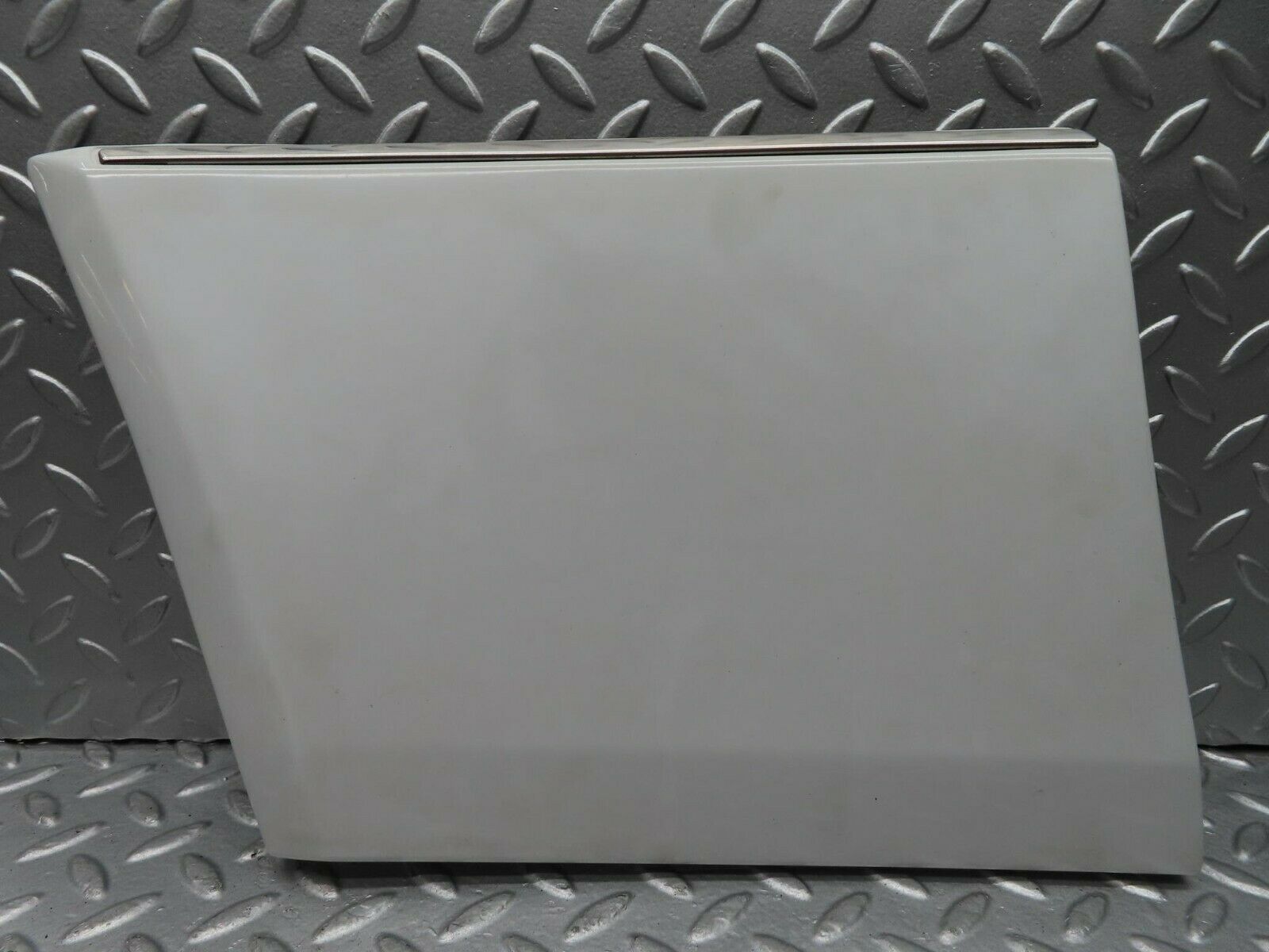 16325 Mercedes-Benz W124 260E Front Left Fender Wing Lower Moulding Trim 1246901340