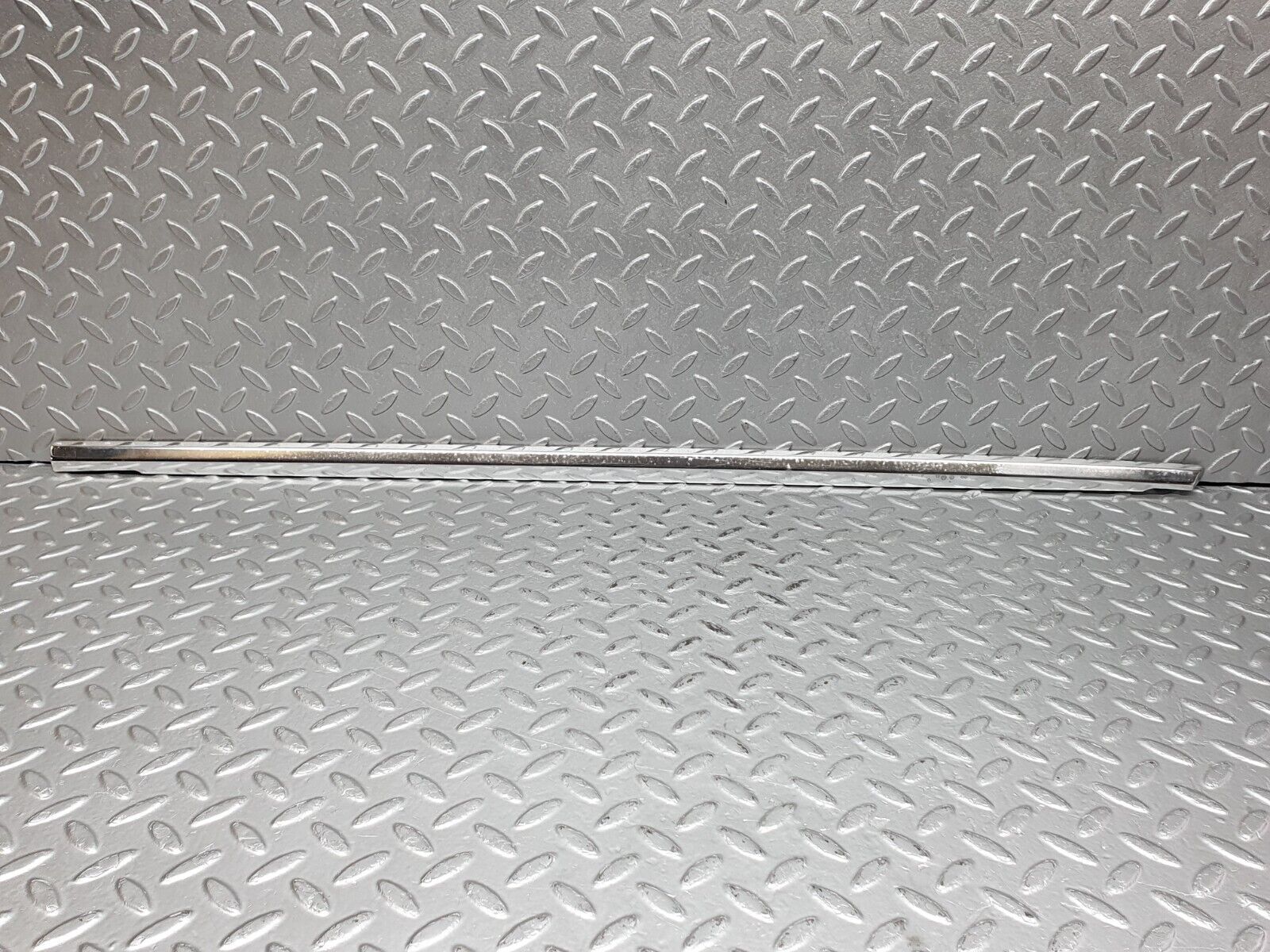 41190 Mercedes-Benz W126 300SE Front Left Door Chrome Moulding Trim