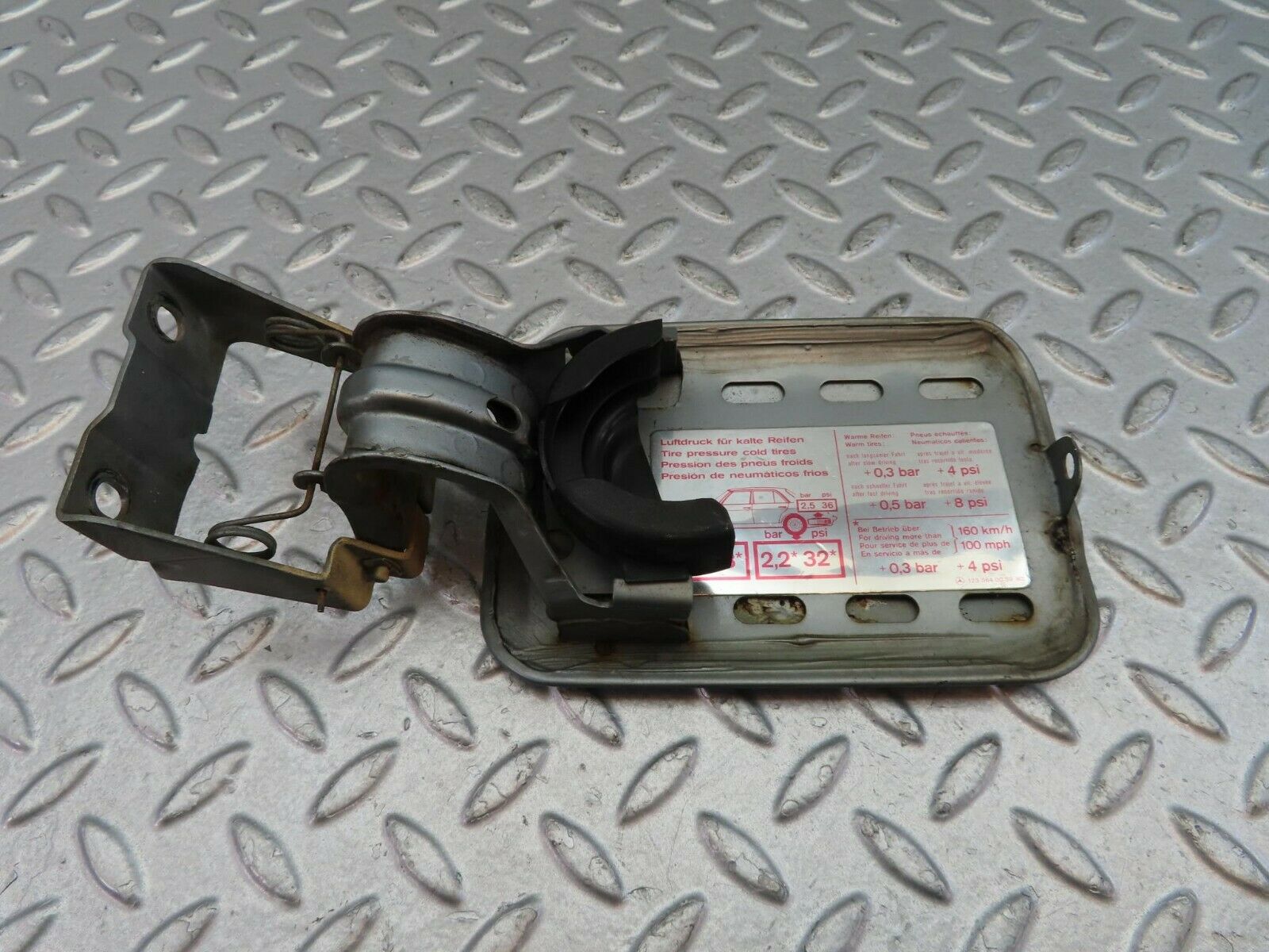 9550 Mercedes-Benz C123 280CE Coupe Fuel Tank Flap Cap 1235840039