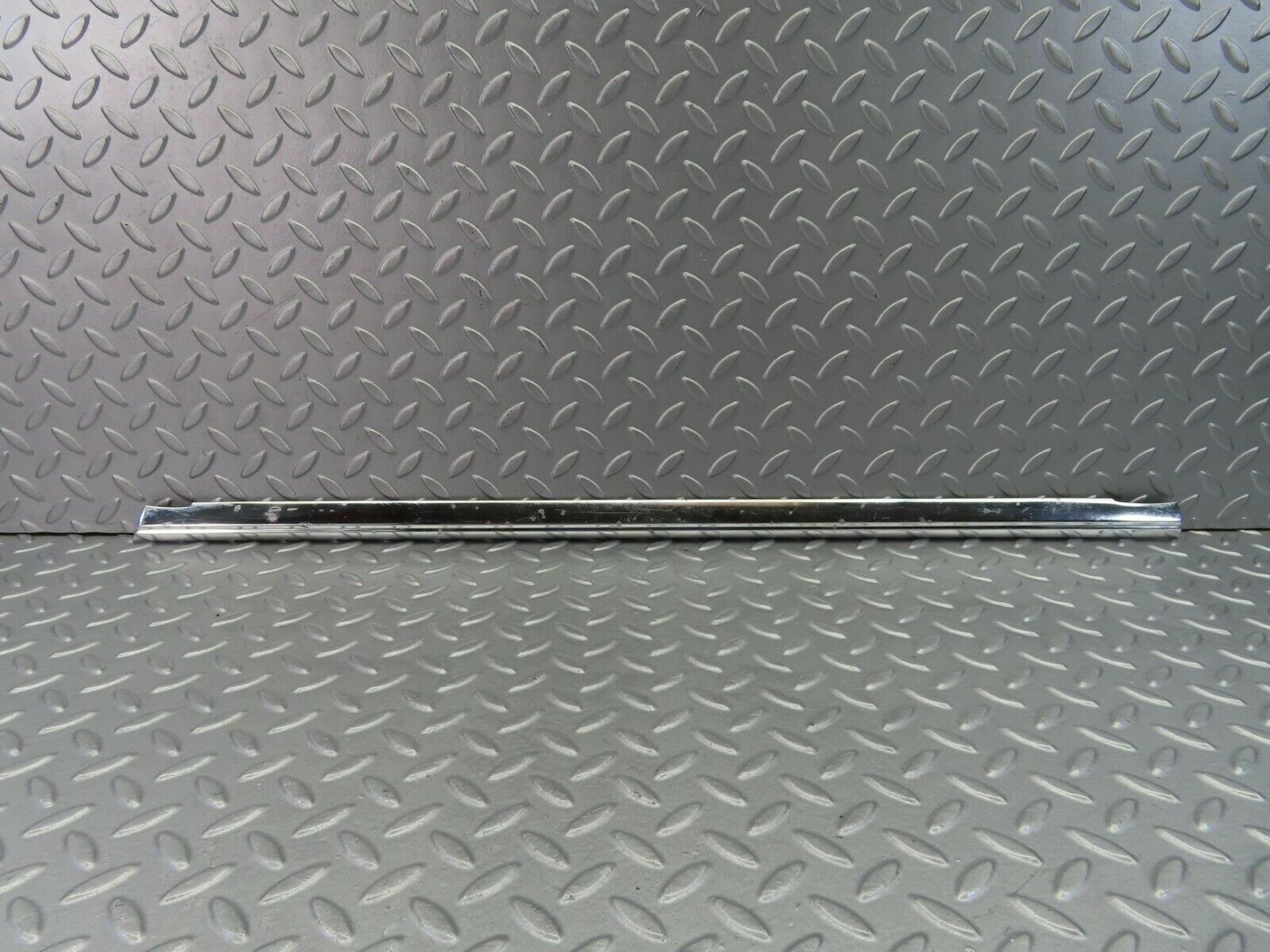 7844 Mercedes-Benz W115 220D Front Left Door Chrome Trim