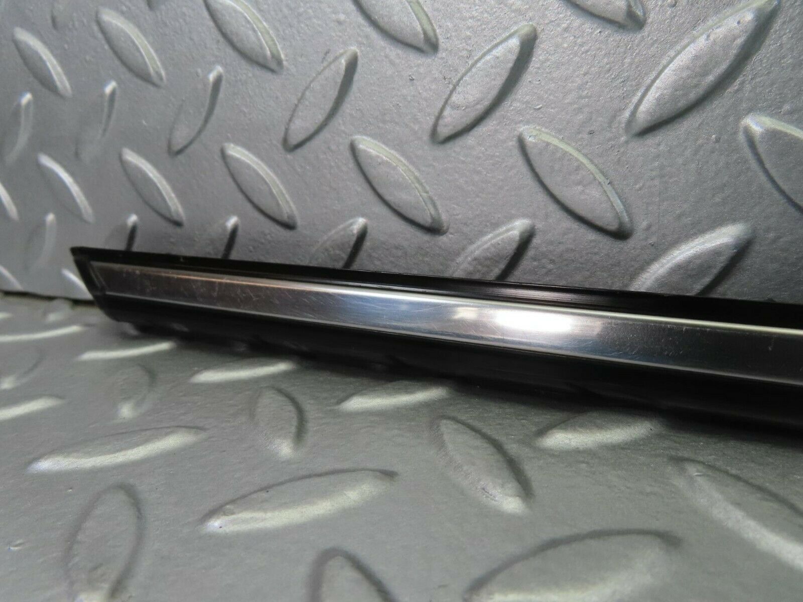 10277 Mercedes-Benz W123 Rear Left Door Centre Moulding Trim