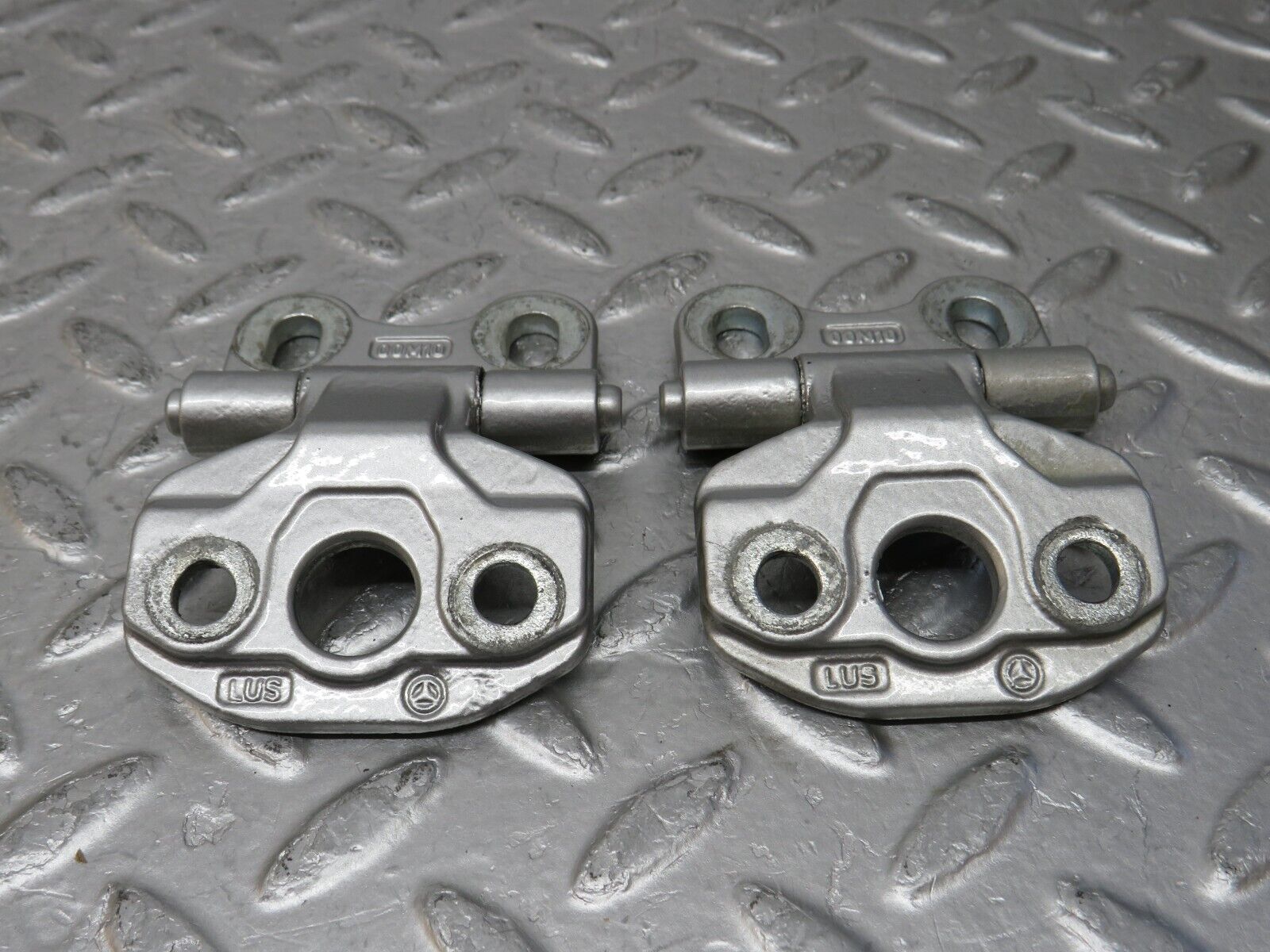 34915 Mercedes-Benz W210 320E Door Hinge Left Side