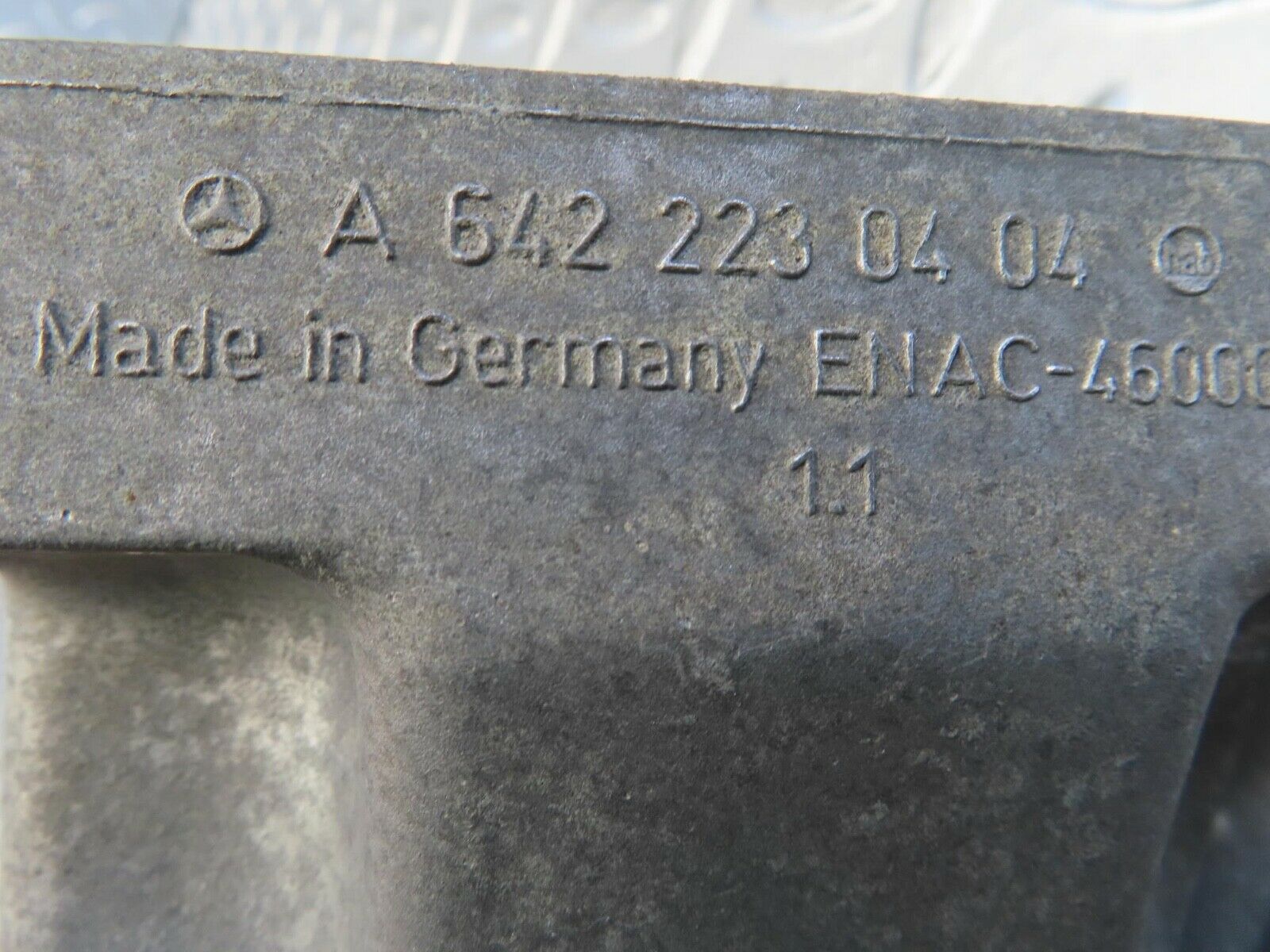 11279 Mercedes-Benz W221 S320 Engine Mount Bracket Left Side 6422230404