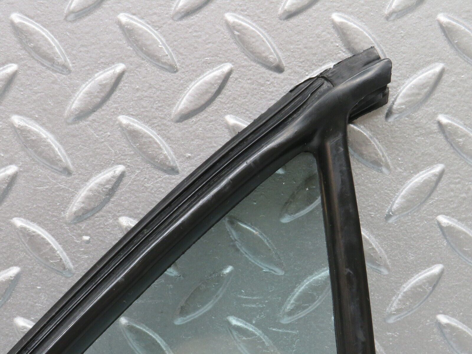 33146 Mercedes-Benz W126 Rear Right Quarter Window Glass 1267350224