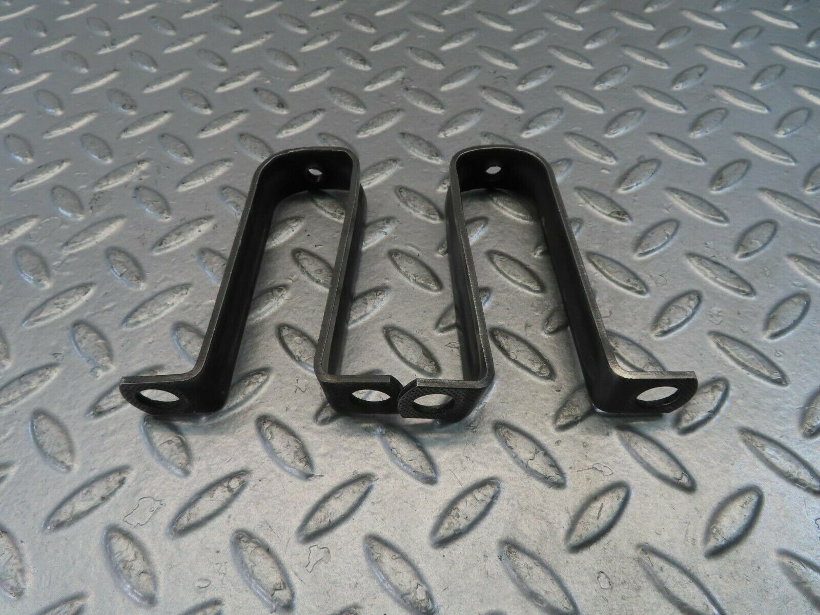 10966 Mercedes-Benz W115 220D Camshaft Oil Tube Holder