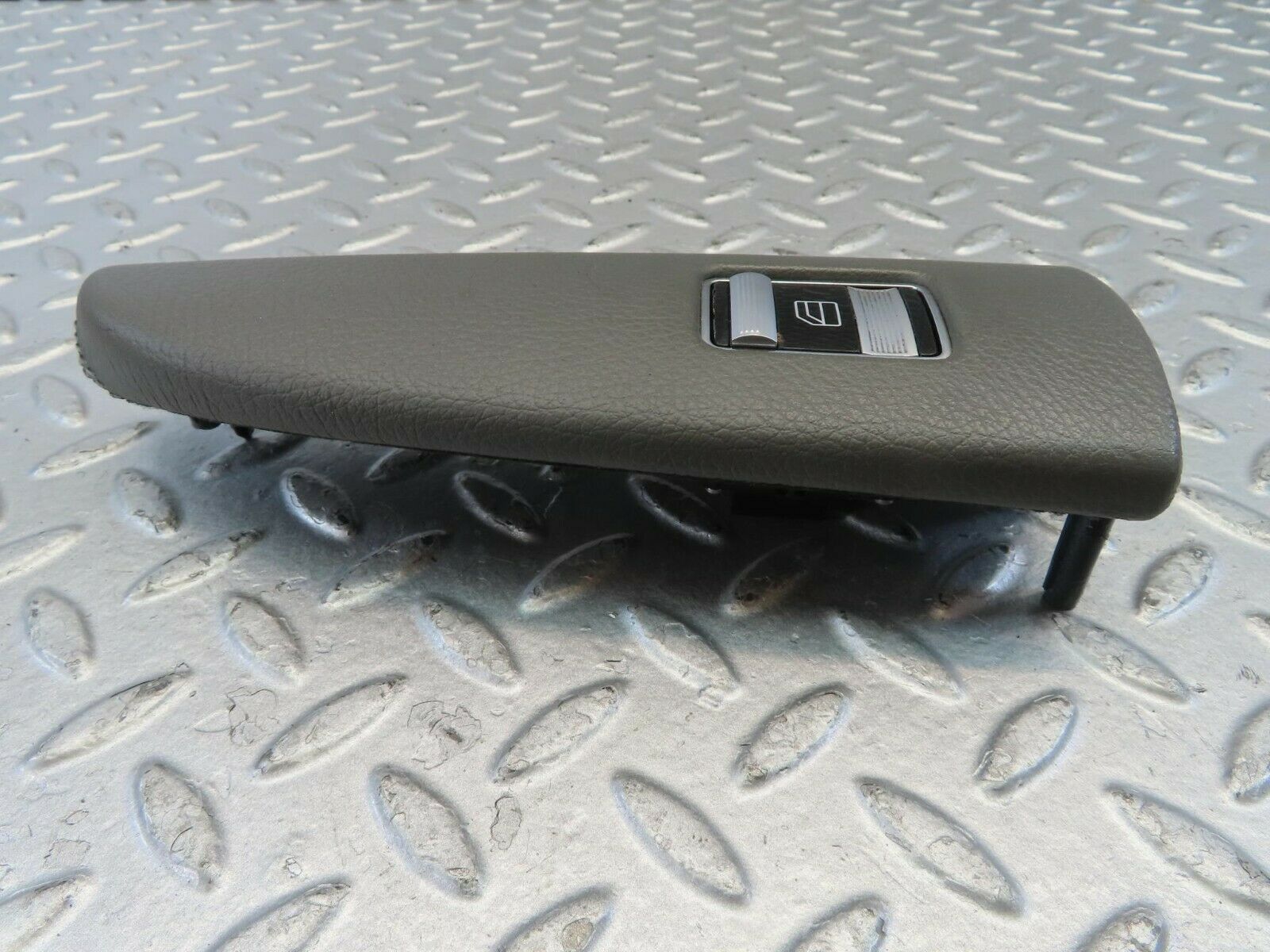 11182 Mercedes-Benz W221 S320 Front Left Window Control Switch P0107070