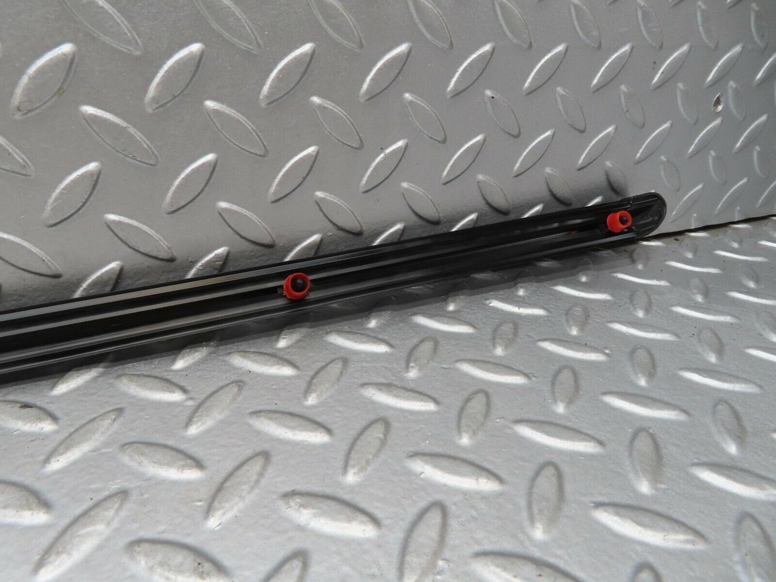 15831 Mercedes-Benz W123 280E Front Right Fender Wing Centre Moulding Trim