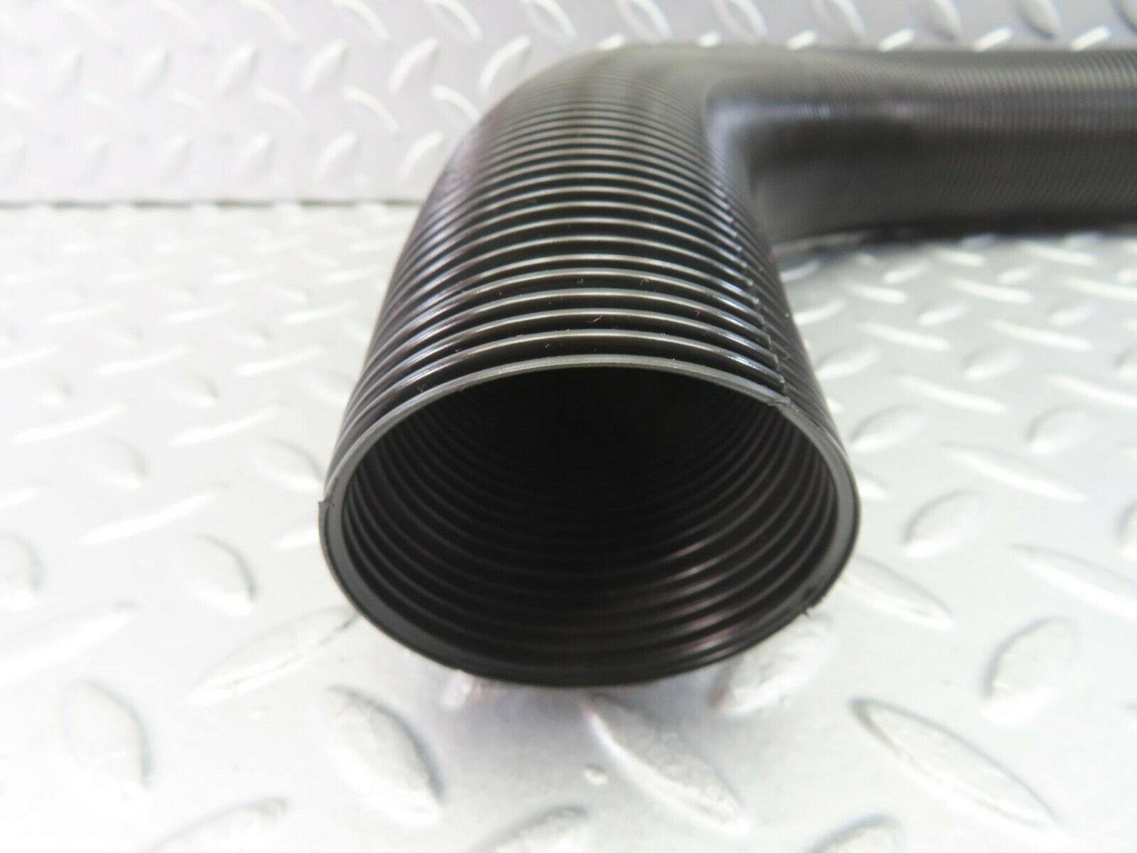 9985 Mercedes-Benz C123 230CE Coupe Air Duct Pipe Hose