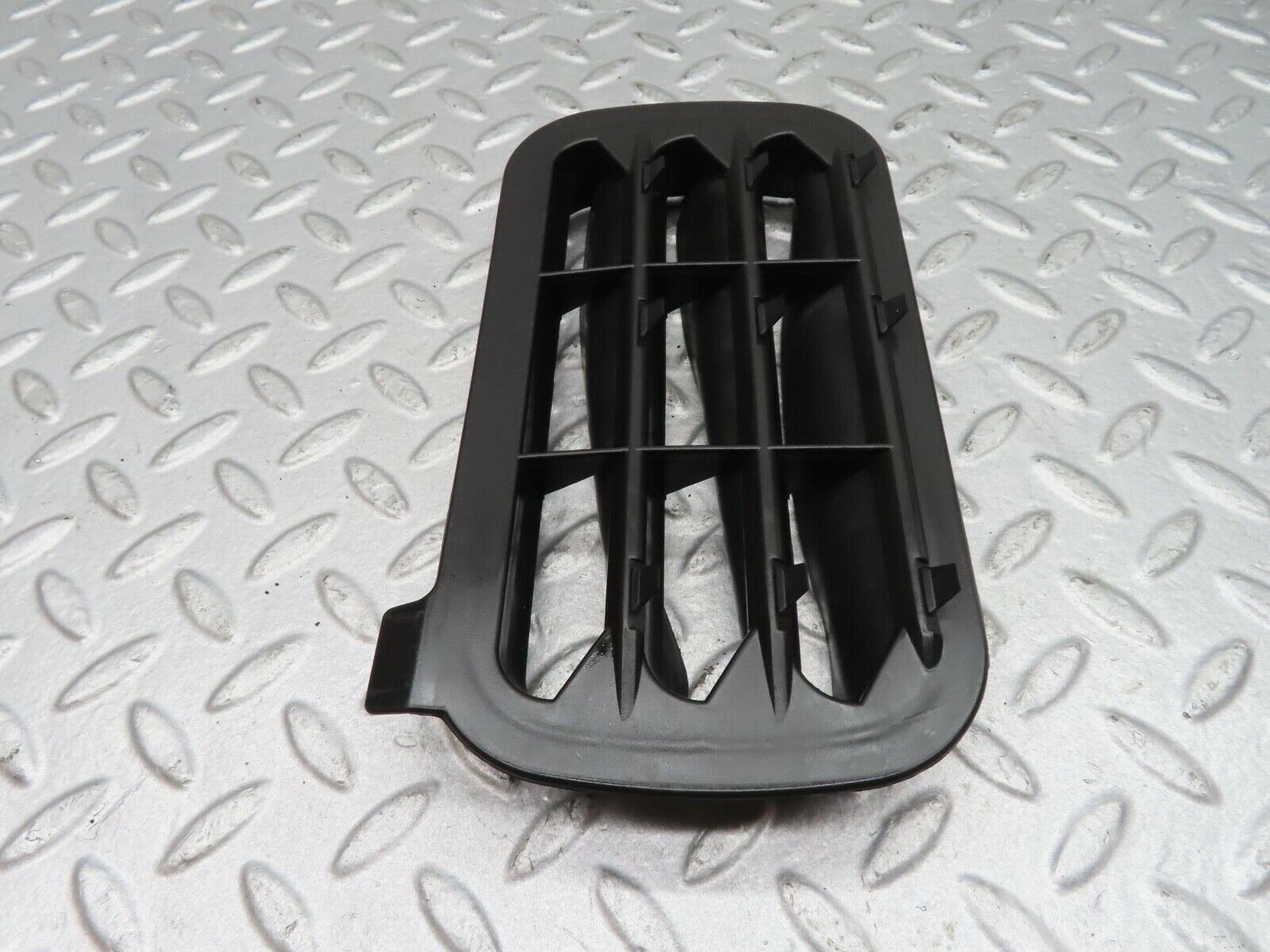 16202 Mercedes-Benz W124 260E Rear Air Intake Vent 1248370230