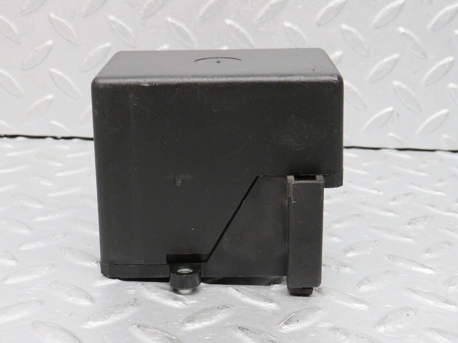 38674 Mercedes-Benz W201 190E 2.6L Relay Box Cover 2015450103