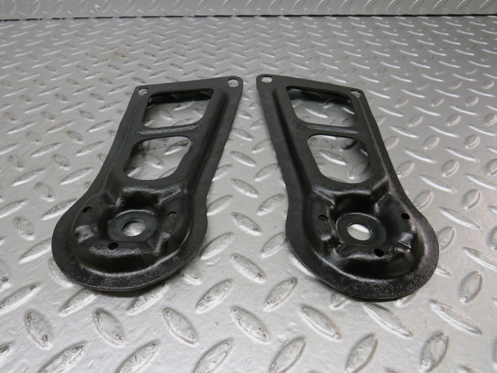 27438 Mercedes-Benz W123 280E Rear Suspension Axle Mounting Bracket