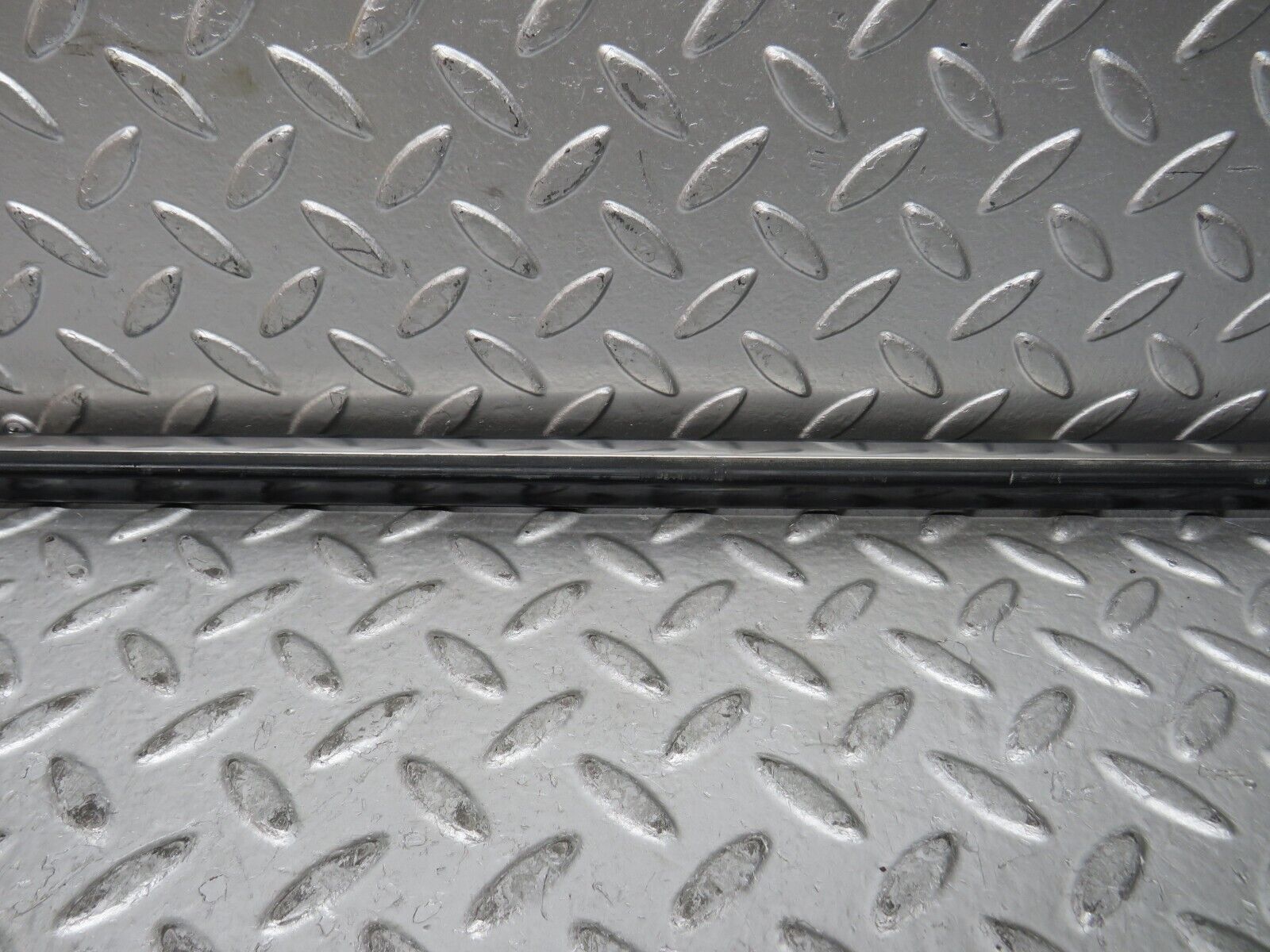 28624 Mercedes-Benz W123 280E Front Left Door Centre Moulding Trim