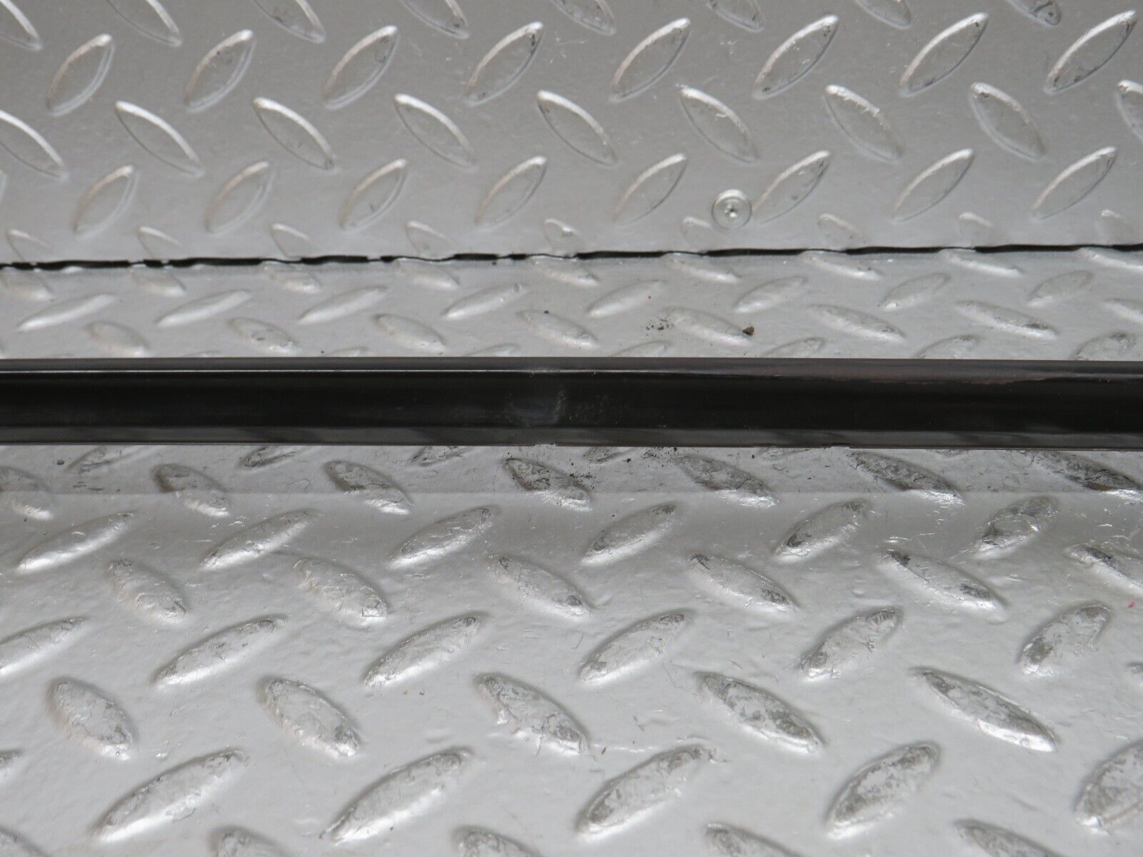 27960 Mercedes-Benz W123 280E Front Left Fender Wing Centre Moulding Trim