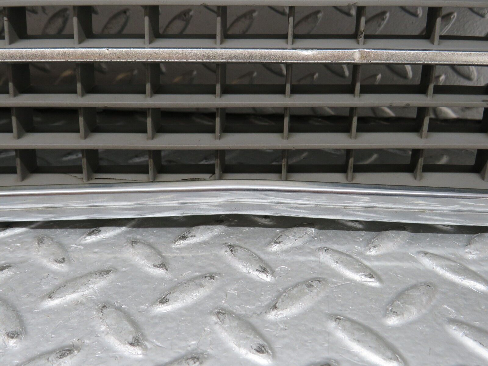 27769 Mercedes-Benz S124 300TE Wagon Bonnet Grill Chrome 1248880323