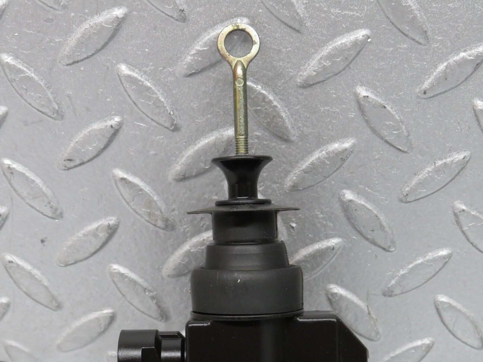 37772 Mercedes-Benz A124 320E Cabriolet Left Door Lock Vacuum Actuator