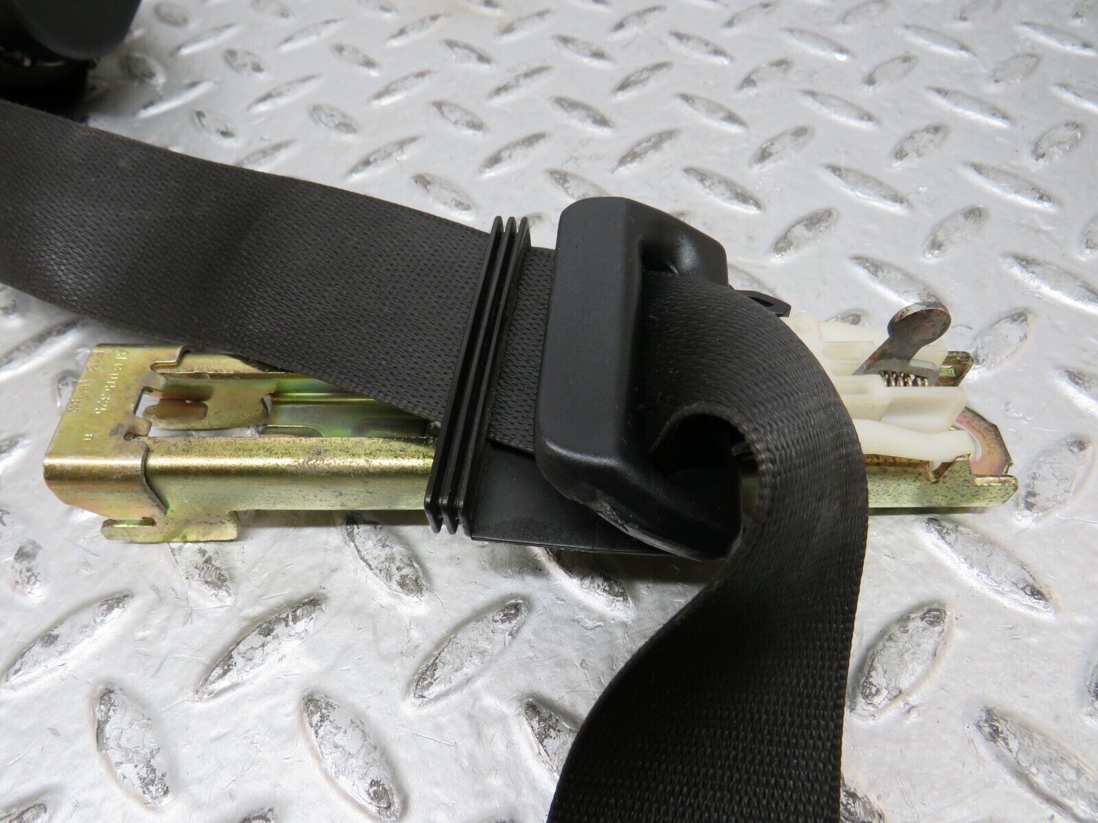 27819 Mercedes-Benz S124 300TE Wagon Seat Belt Front Left