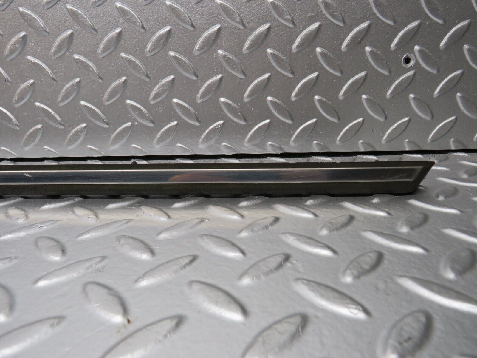 31098 Mercedes-Benz W123 200D Front Right Door Centre Moulding Trim