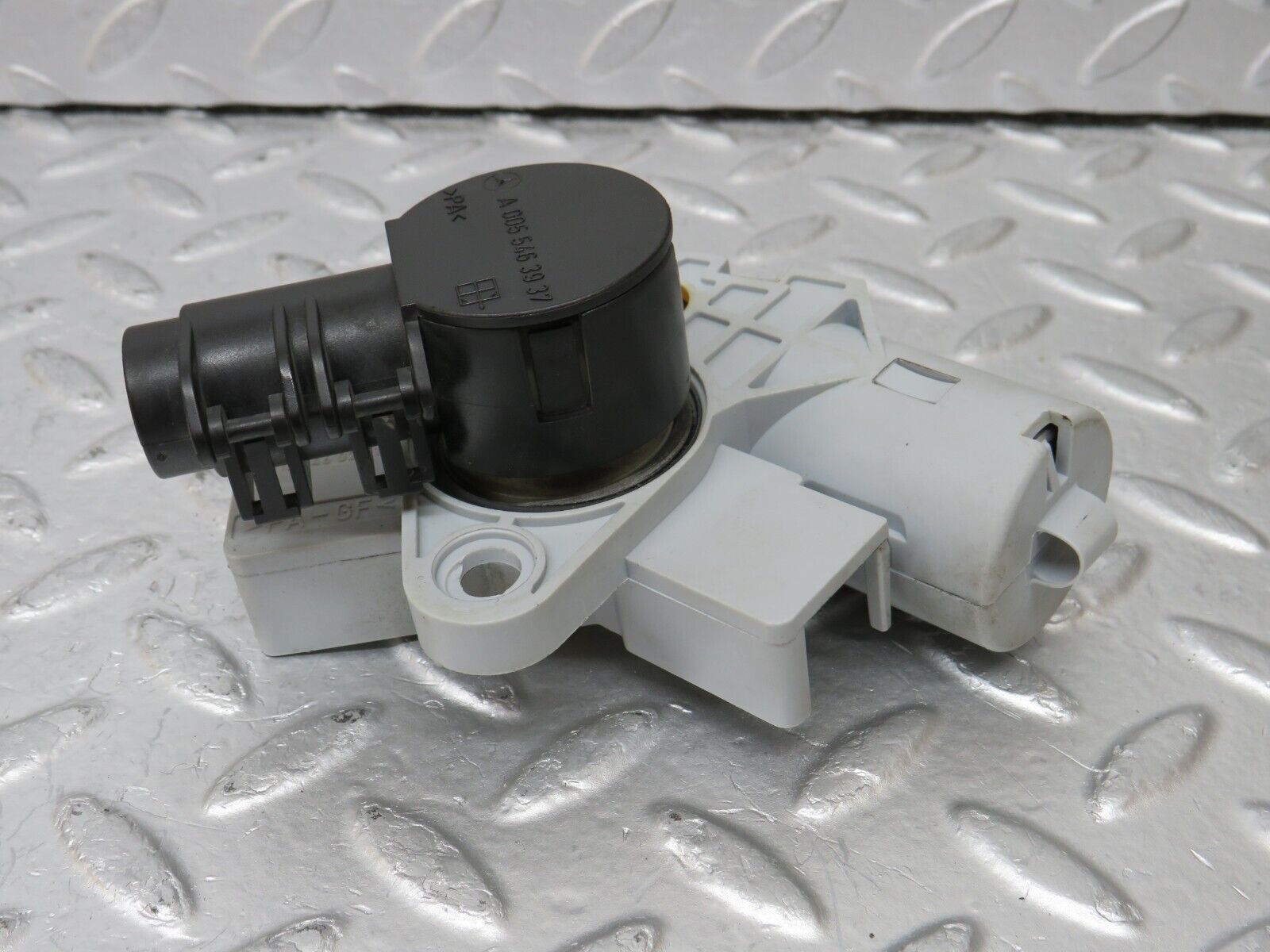 34897 Mercedes-Benz W210 320E Battery Positive Cable Connector 0055463937