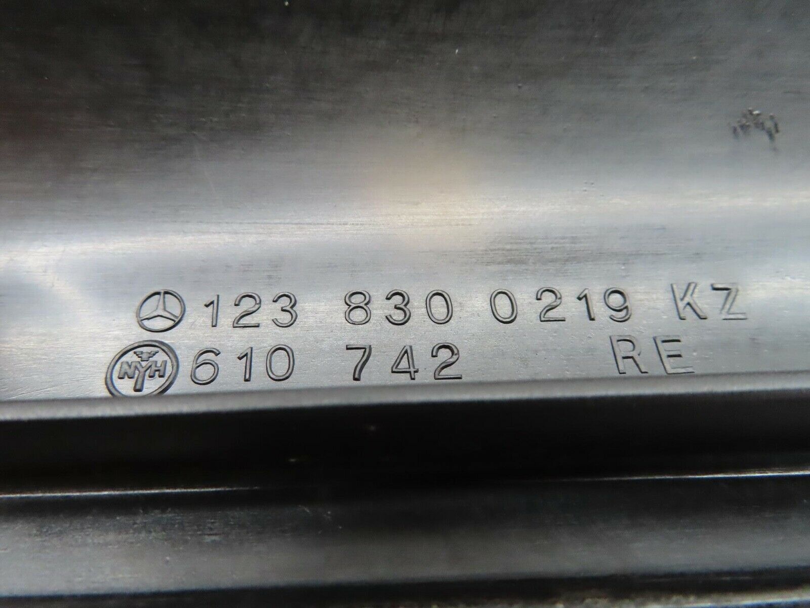 13812 Mercedes-Benz W123 200 Air Duct Vent Left And Right Side 1238300119