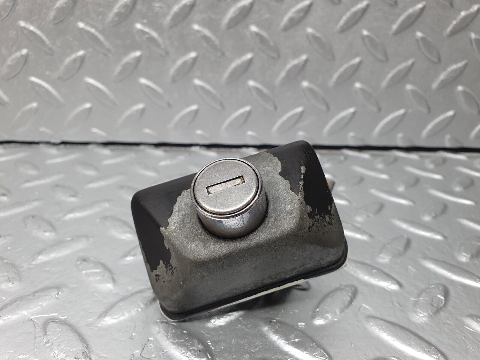 40747 Mercedes-Benz W123 300D Trunk Lock No Key 1237580096 1237500385