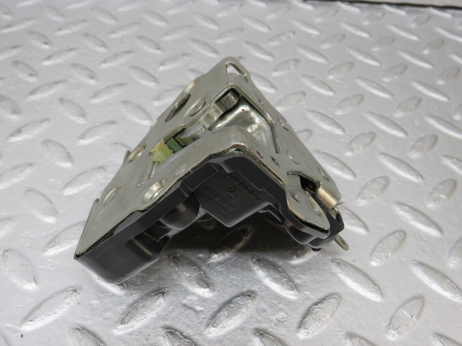 36041 Mercedes-Benz W126 420SE Front Right Door Lock Mechanism 1237230208