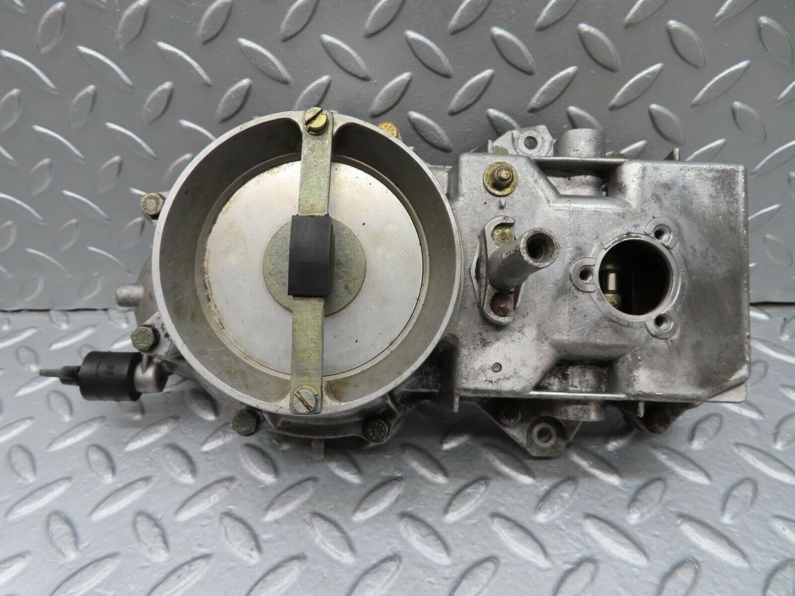 15922 Mercedes-Benz W123 280E Air Flow Mass Meter Sensor Bosch 0438120115