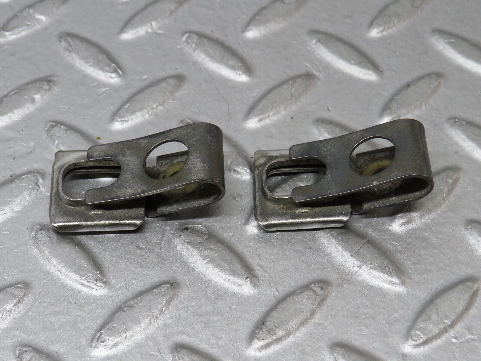 36245 Mercedes-Benz W126 420SE Fuel Injector Bracket 2x