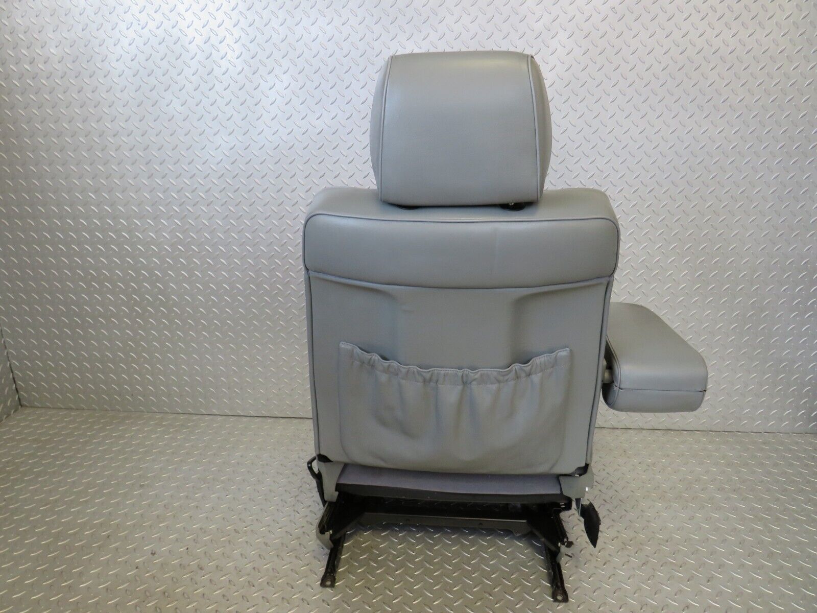 25700 Mercedes-Benz W124 280E Front Left Seat Leather Grey