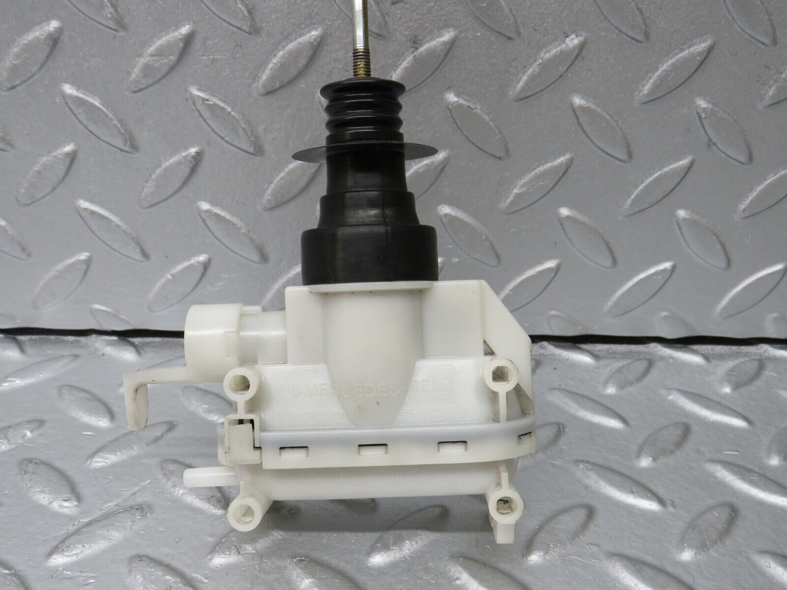 36150 Mercedes-Benz W126 420SE Front Left Door Lock Vacuum Actuator