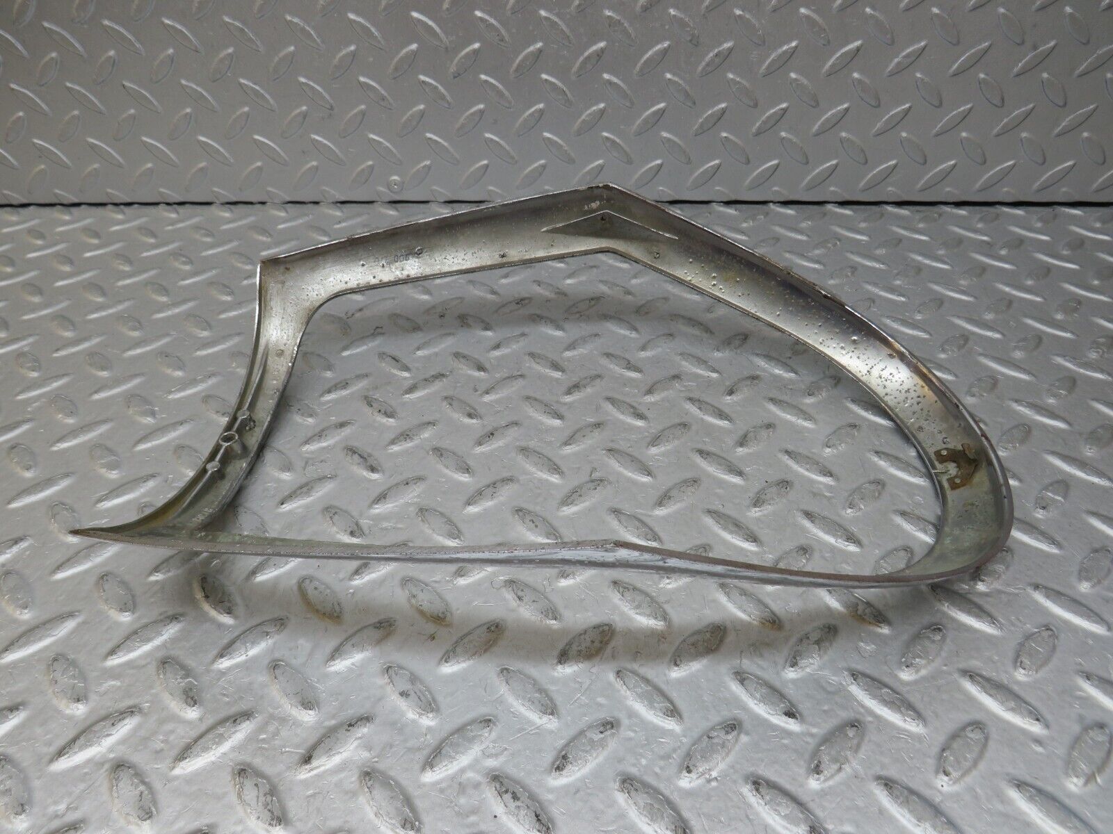 35753 Mercedes-Benz W108 Headlight Chrome Frame