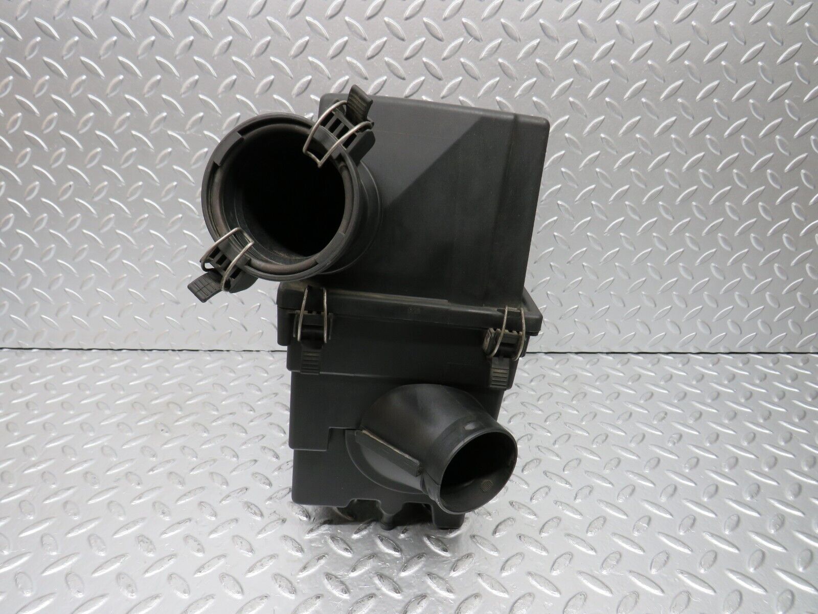 31203 Mercedes-Benz S124 220TE Wagon Air Filter Housing 1110940102