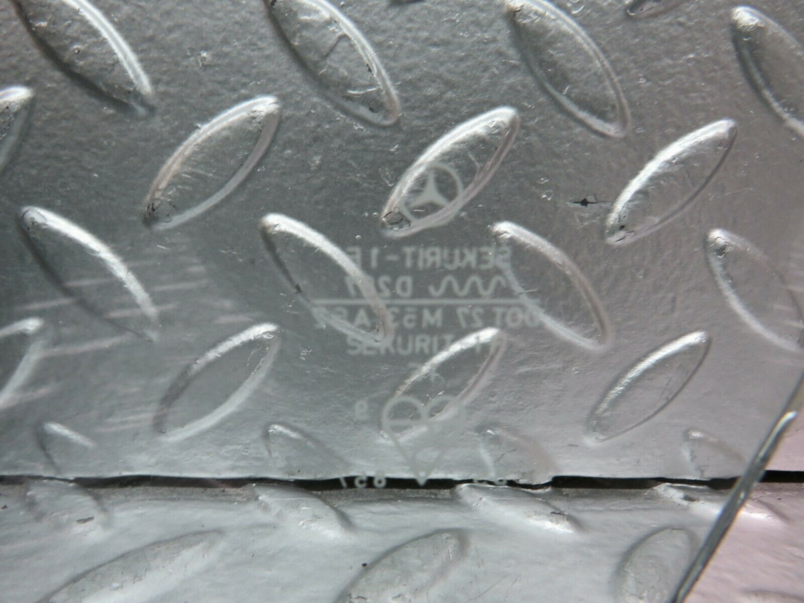 23750 Mercedes-Benz C107 450SLC Coupe Rear Right Quarter Window Glass