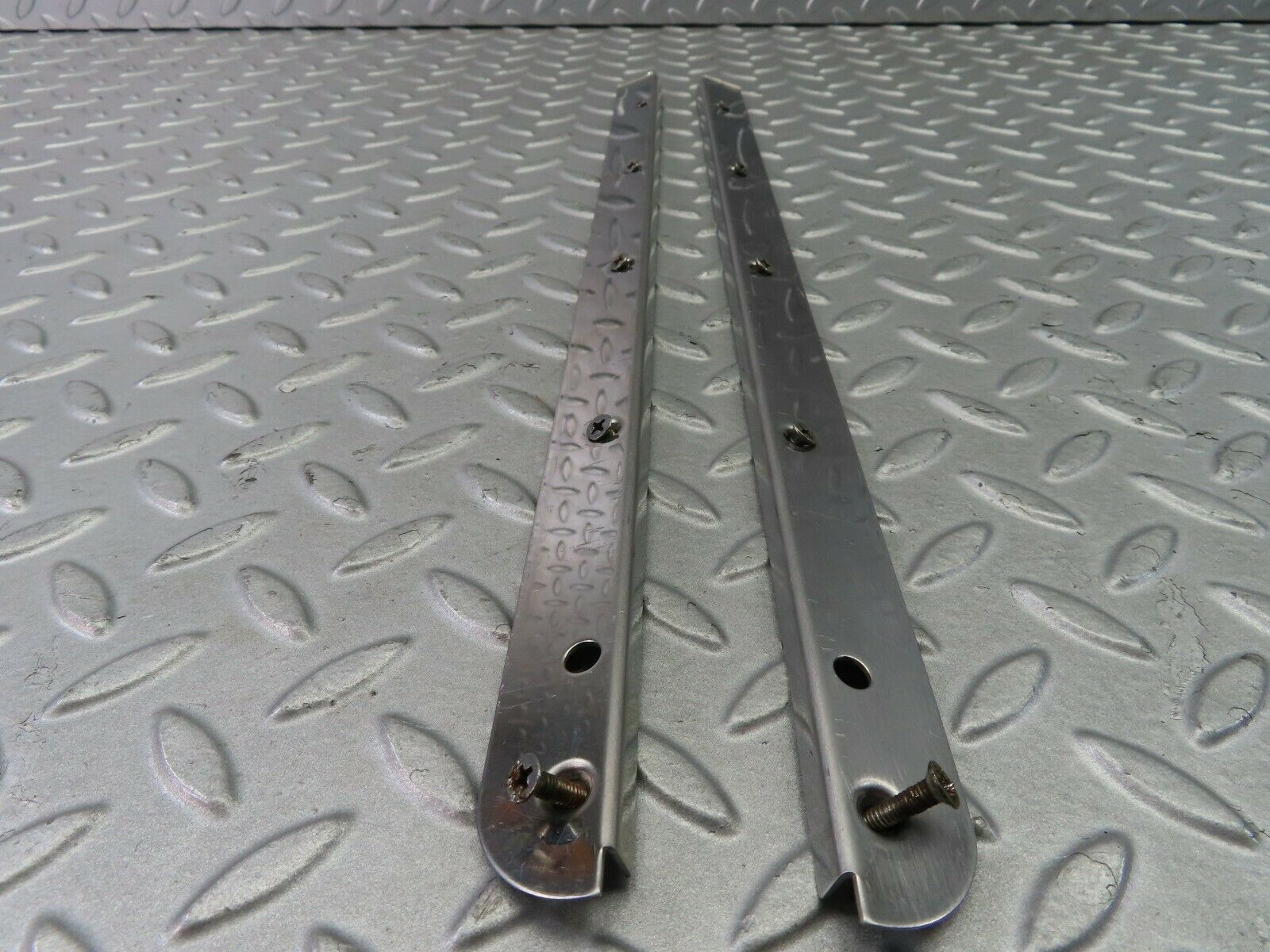 7812 Mercedes-Benz S123 230TE Wagon Sunroof Sliding Guide Rail Left And Right