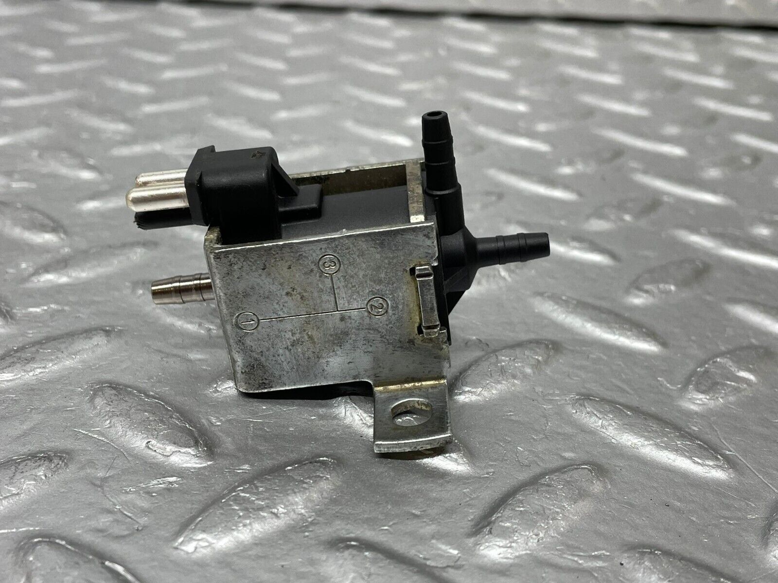 37965 Mercedes-Benz A124 320E Cabriolet Vacuum Control Valve 0015408697