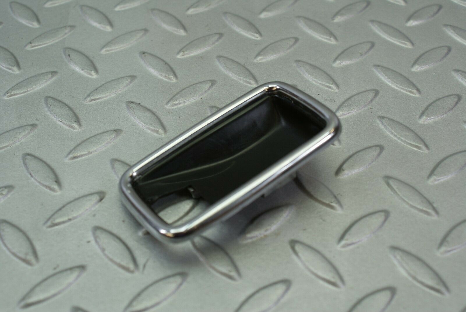 3184 Mercedes-Benz W115 220D Chrome Frame For Door Handle Left 1087660511