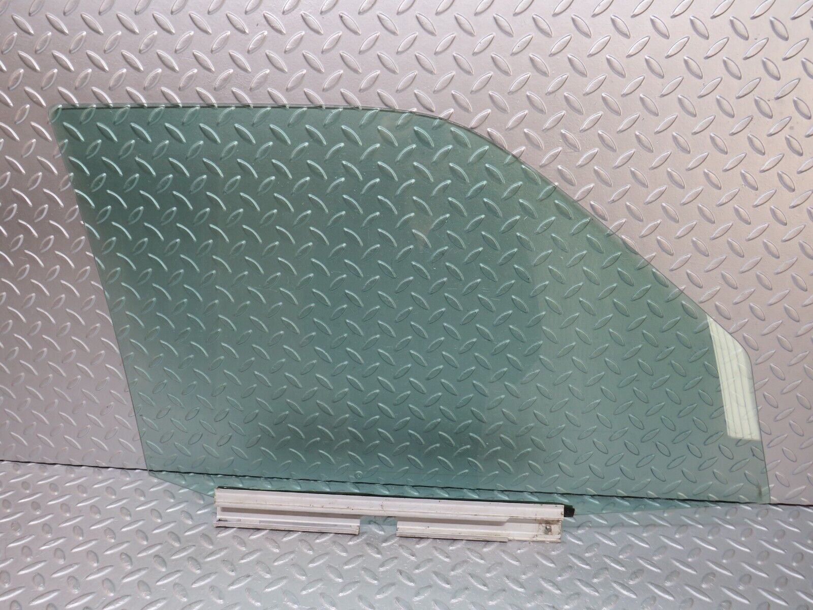 36564 Mercedes-Benz W201 190E 2.0L Front Left Door Window Glass