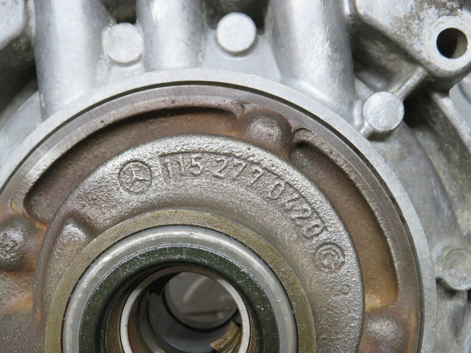 37678 Mercedes-Benz W109 300SEL Automatic Gearbox Bell Housing & Oil Pump 1092500305 1152770420