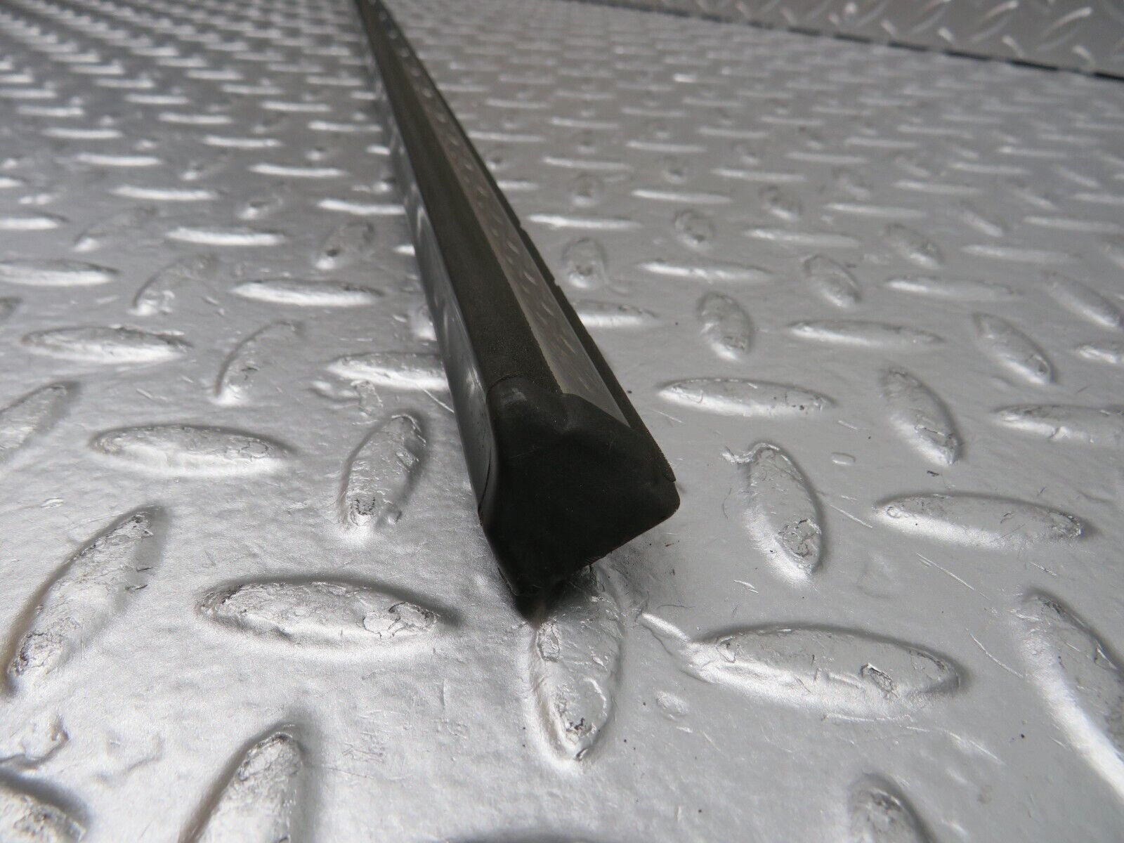 31098 Mercedes-Benz W123 200D Front Right Door Centre Moulding Trim