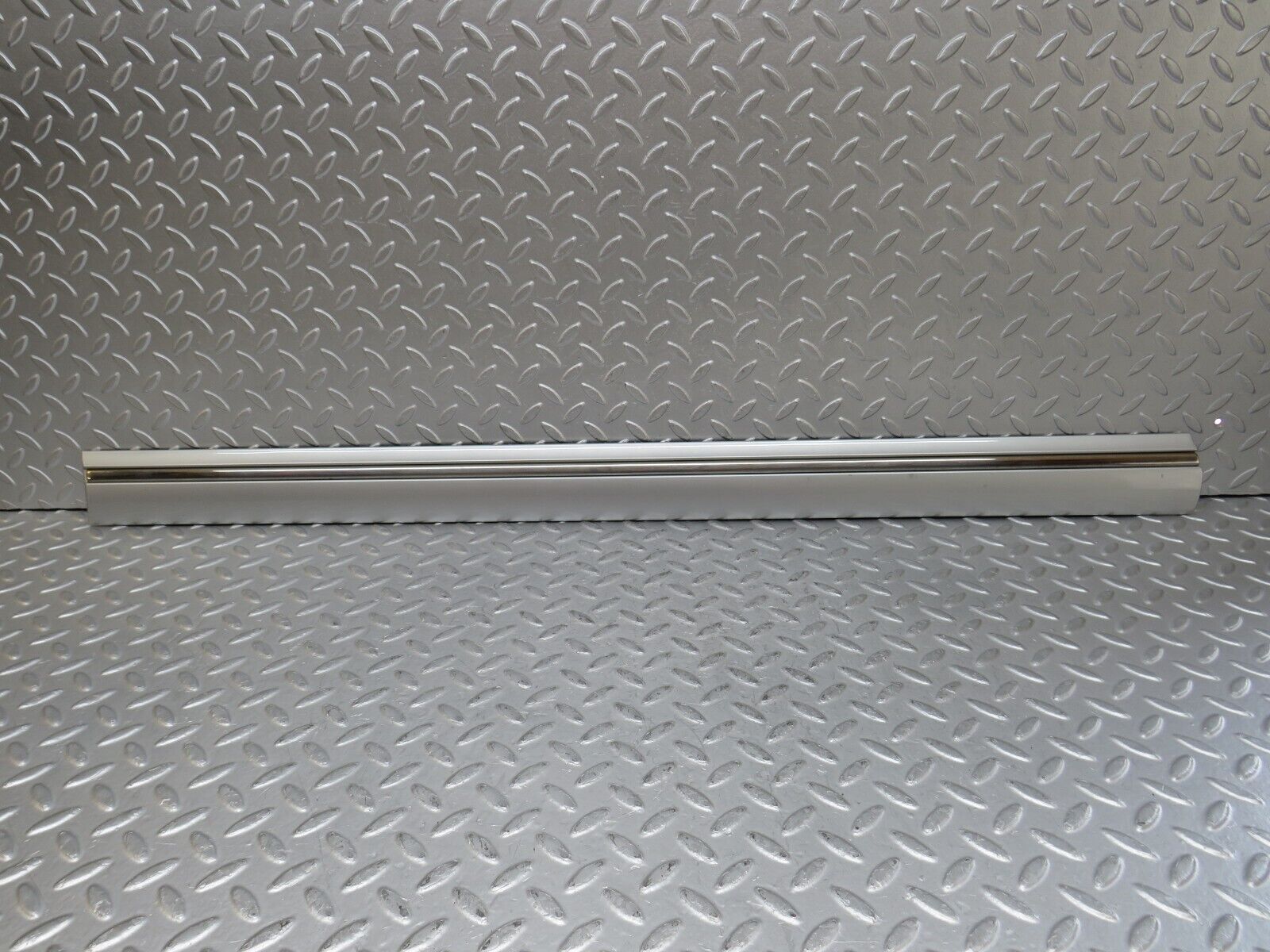 35013 Mercedes-Benz W210 320E Front Left Door Centre Moulding Trim 2106900382