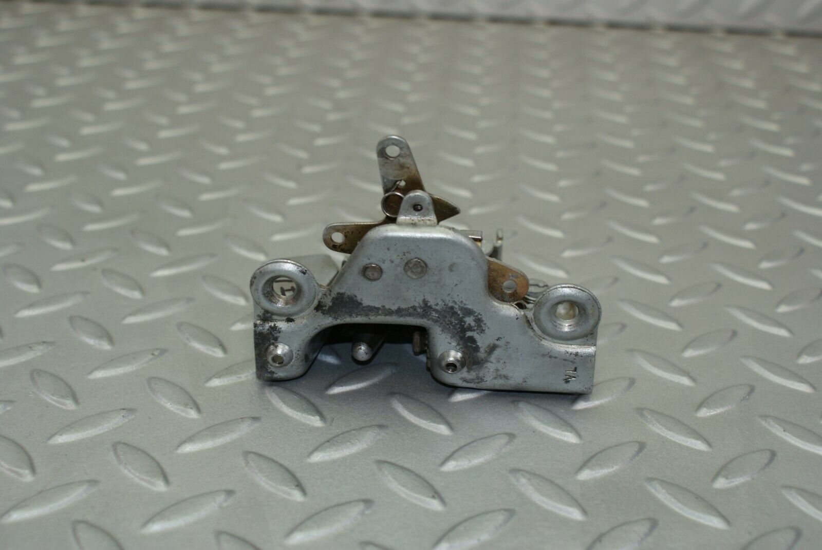 3121 Mercedes-Benz W115 220D Front Left Door Lock Mechanism