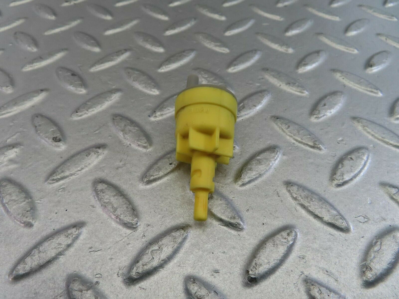 10103 Mercedes-Benz C123 230CE Coupe Vacuum Valve