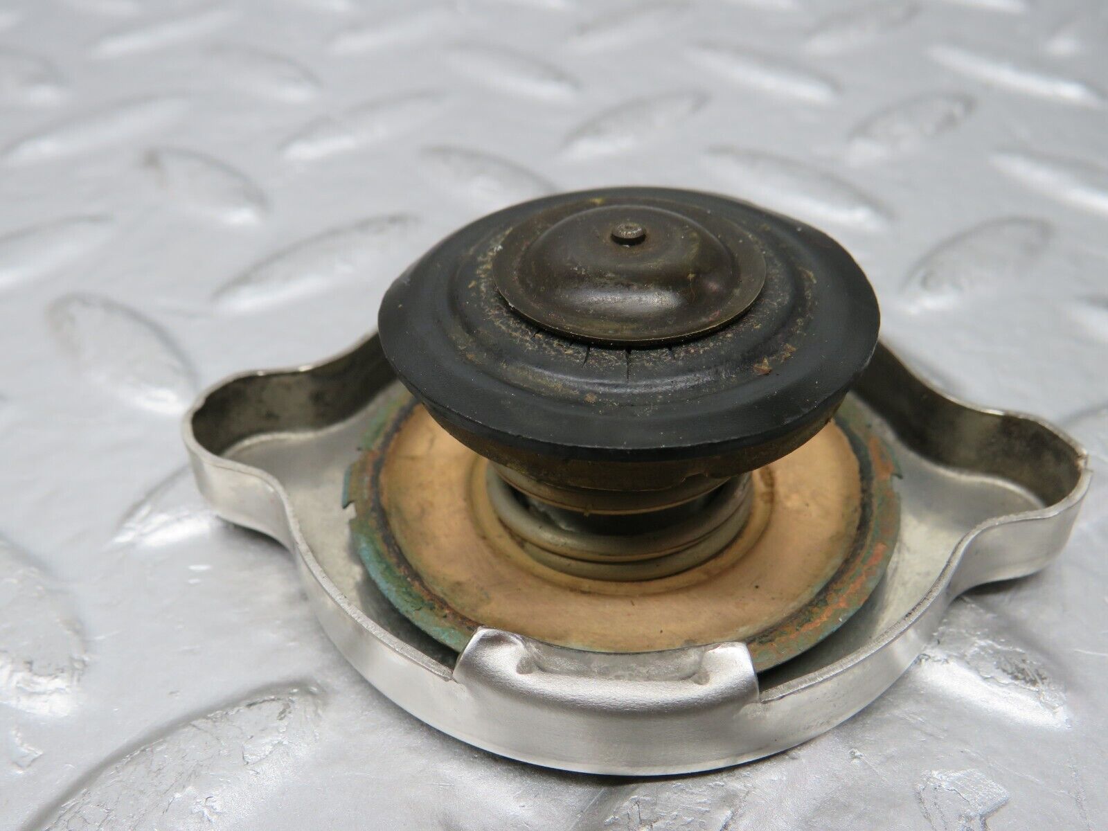 25581 Mercedes-Benz W123 200 Radiator Cap 1235010015