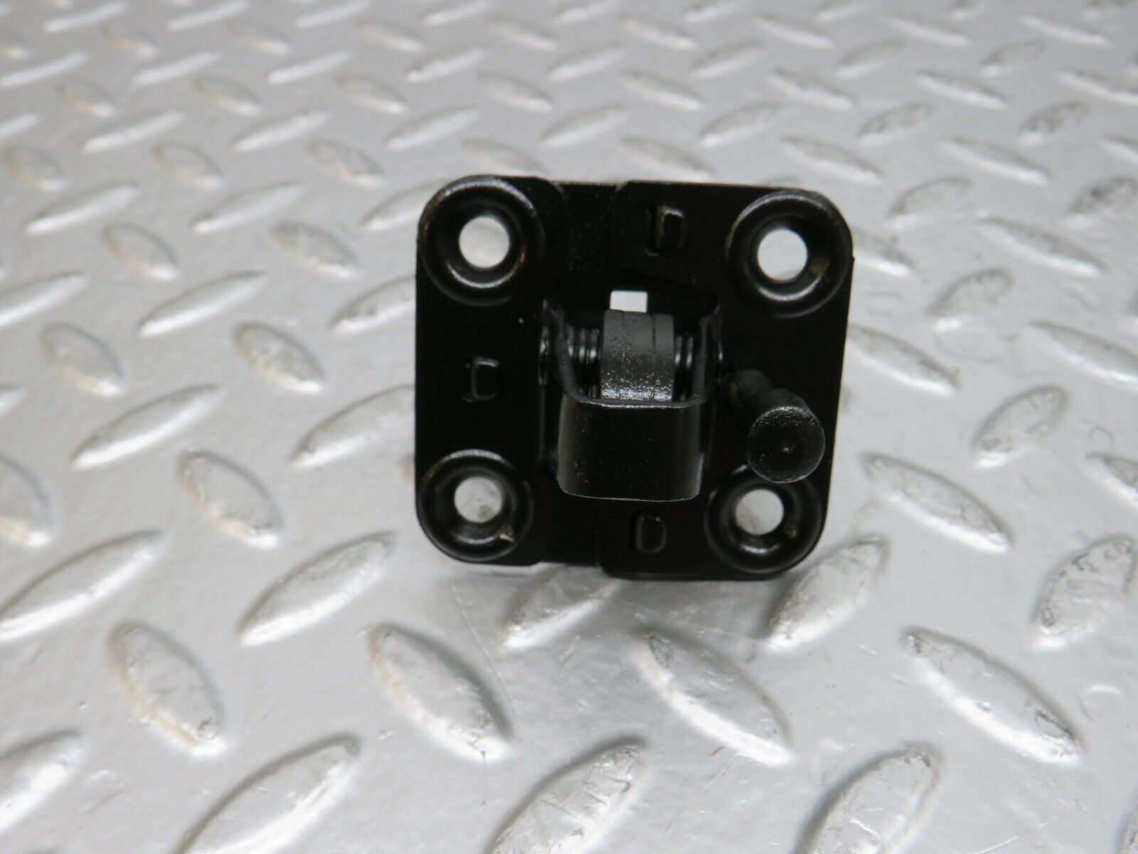 25418 Mercedes-Benz W123 200 Bonnet Lock Catch