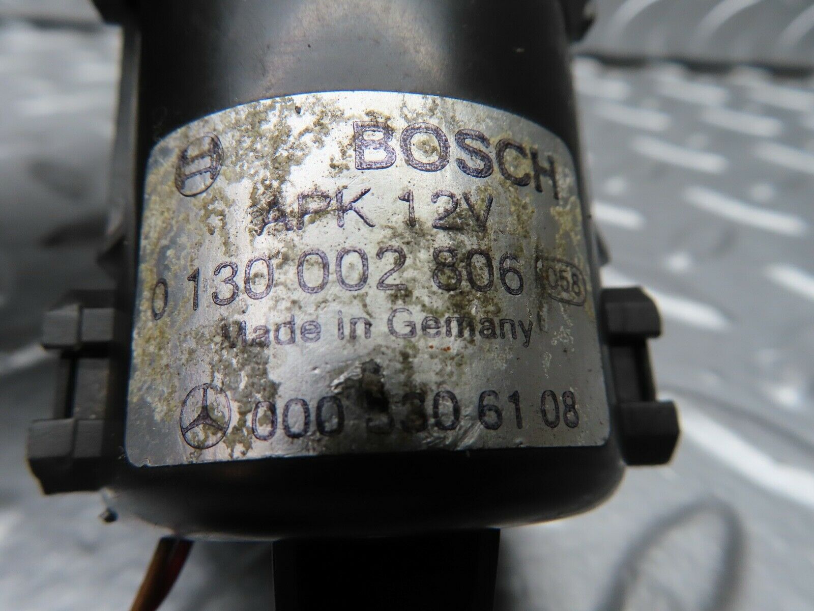 21674 Mercedes-Benz W126 300SE Temperature Sensor Bosch 0008306108