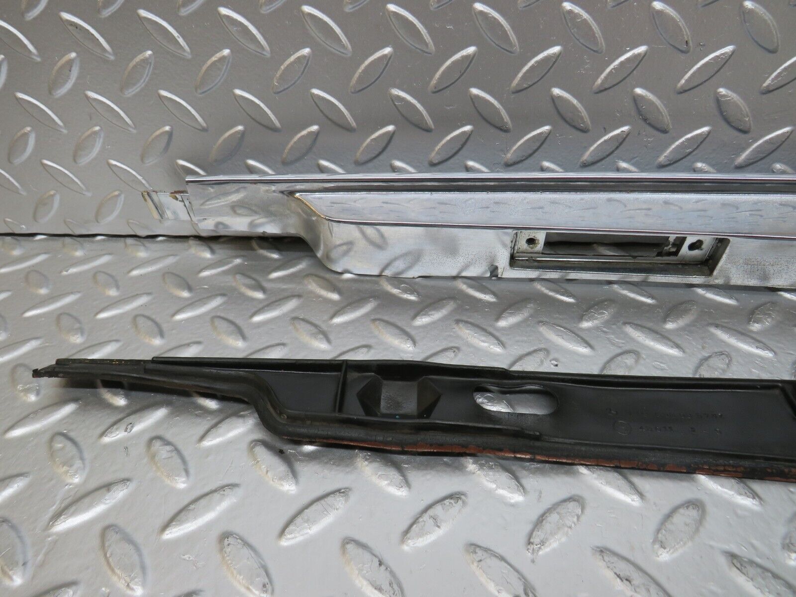 26038 Mercedes-Benz W116 450SE number Plate Light Holder Moulding 1166900580